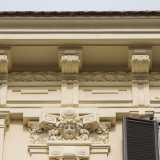 La fascia sommitale di coronamento � infine costituita da un ampio ornamento arricchito da motivi floreali e geometrici, scandito verticalmente da triglifi con mensole